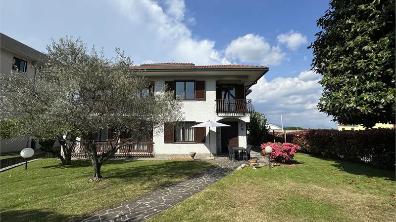 Casa singola con giardino 