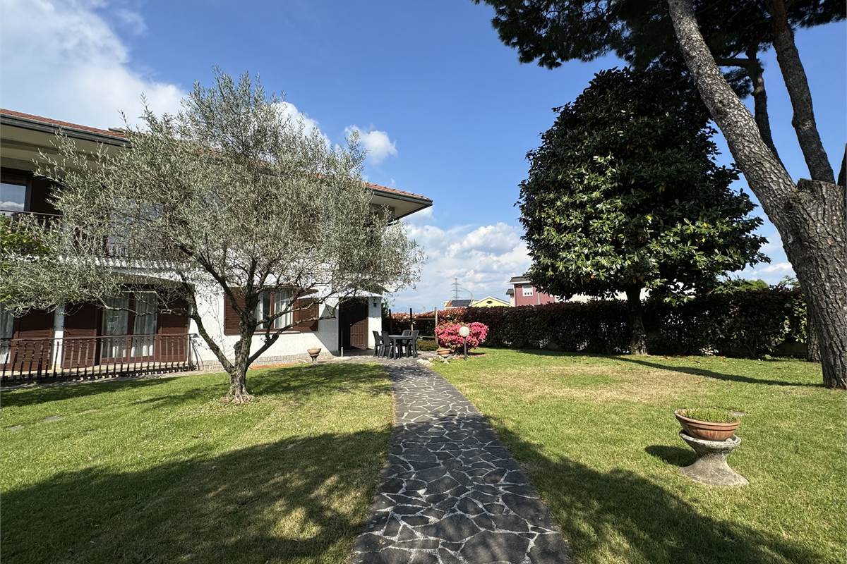 Casa singola con giardino 