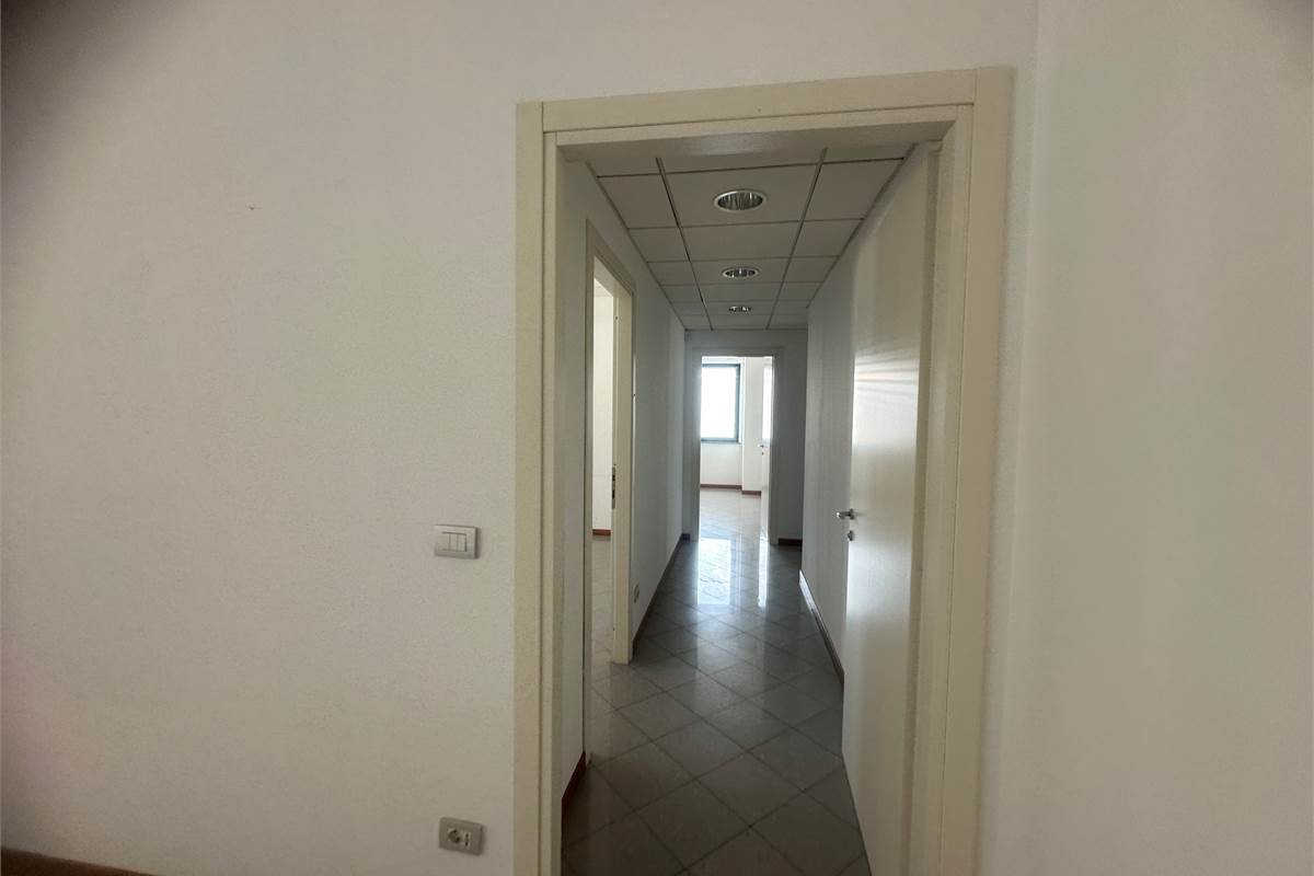 MERONE:LOCALI COMMERCIALI CON PARCHEGGIO