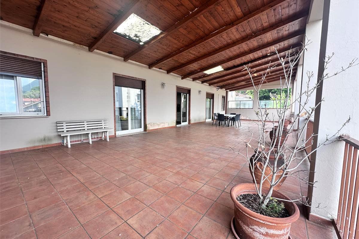 ERBA CENTRO: APPARTAMENTO DI AMPIA METRATURA CON TERRAZZE