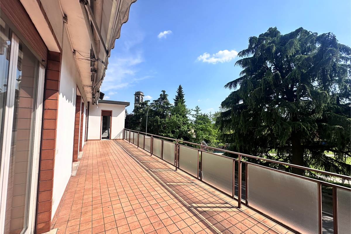 ERBA CENTRO: APPARTAMENTO DI AMPIA METRATURA CON TERRAZZE