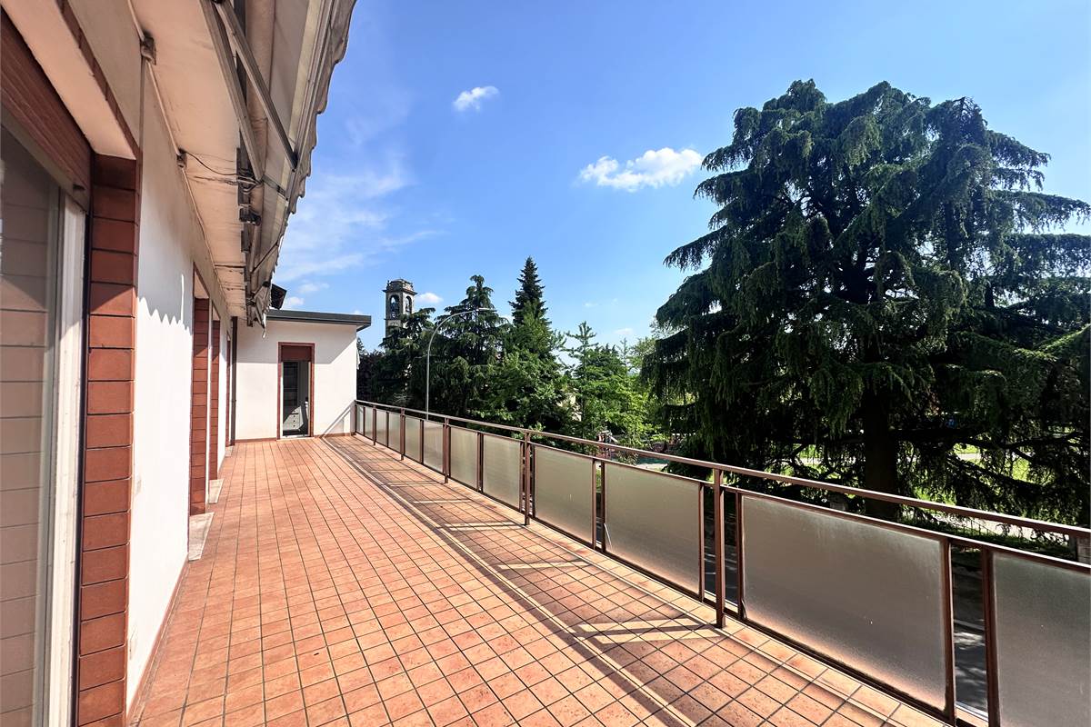 ERBA CENTRO: APPARTAMENTO DI AMPIA METRATURA CON TERRAZZE