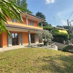 Longone : Bella villa singola elegante /giardino
