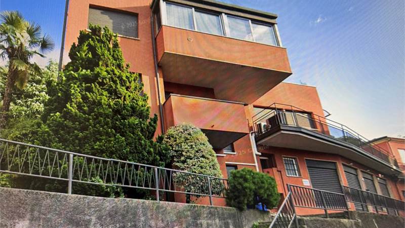 COMO:PALAZZINA CON LOCALI  COMERC.+ABITAZIONE E UFFICI