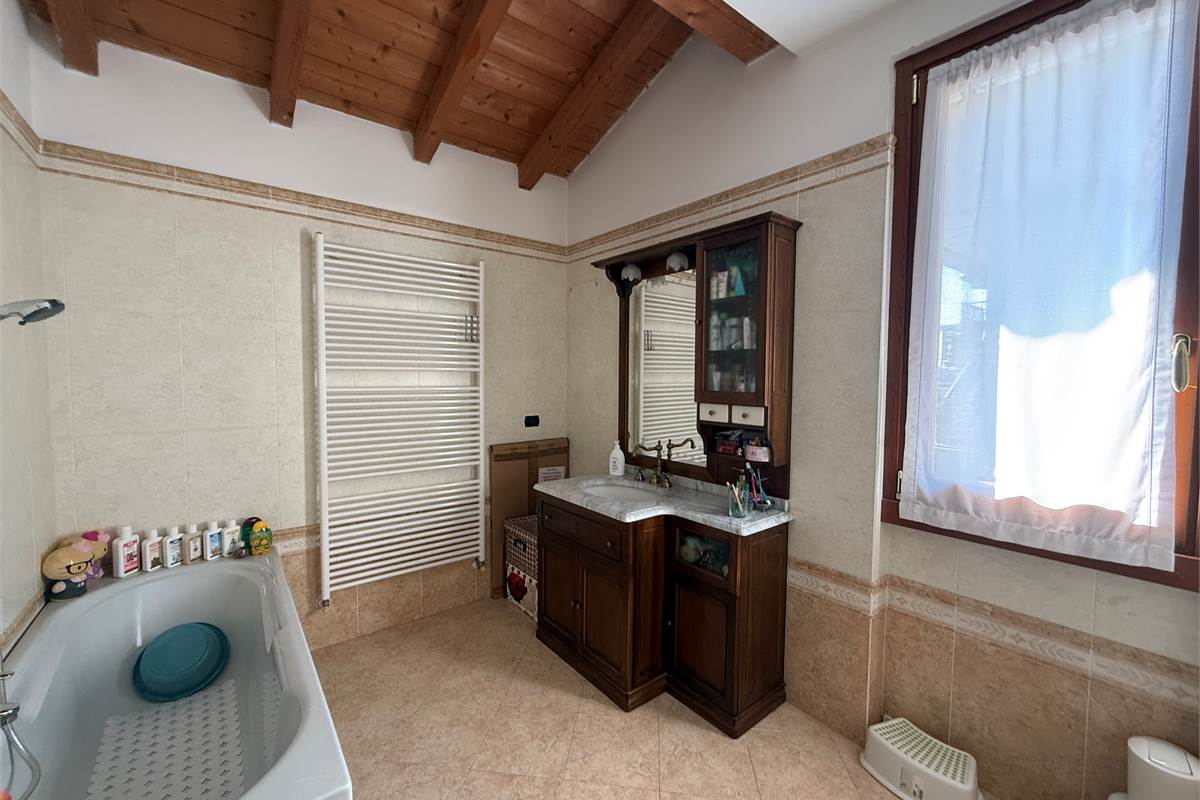 ALBAVILLA:PORZIONE DI VILLA CON GIARDINO