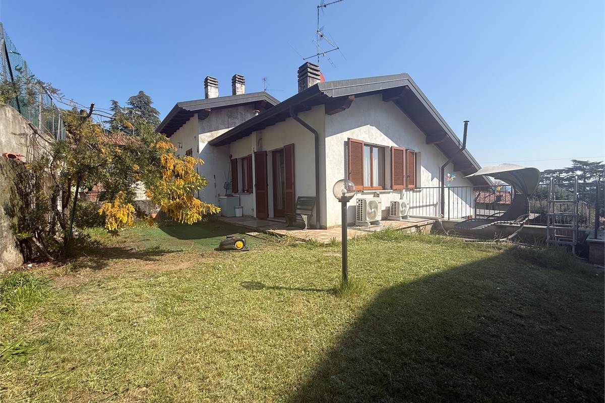 ALBAVILLA:PORZIONE DI VILLA CON GIARDINO