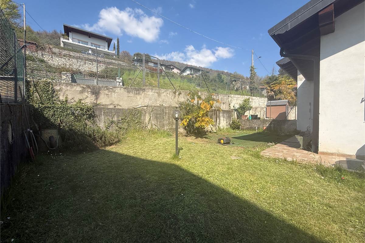 ALBAVILLA:PORZIONE DI VILLA CON GIARDINO