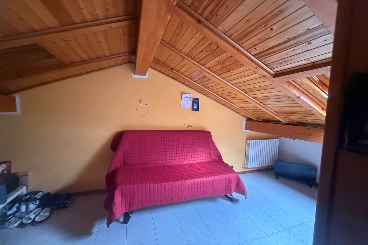 Asso: In bel contesto tricocale + mansarda e box