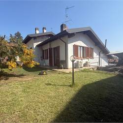 ERBA:BUCCINIGO -ALBAVILLA:PORZIONE DI VILLA CON GIARDINO