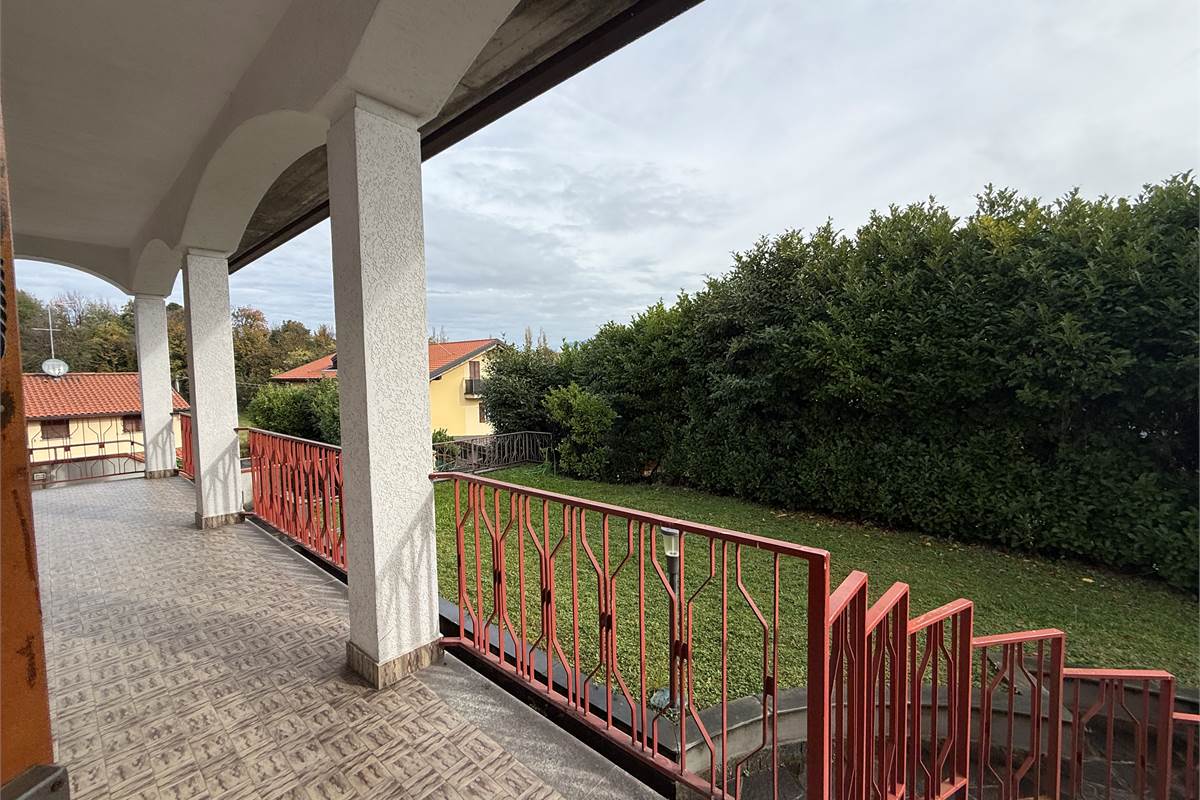 INVERIGO:APPARTAMENTO CON GIARDINO