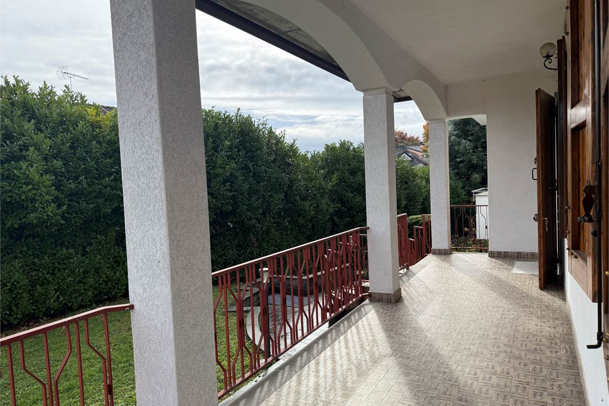 INVERIGO:APPARTAMENTO CON GIARDINO