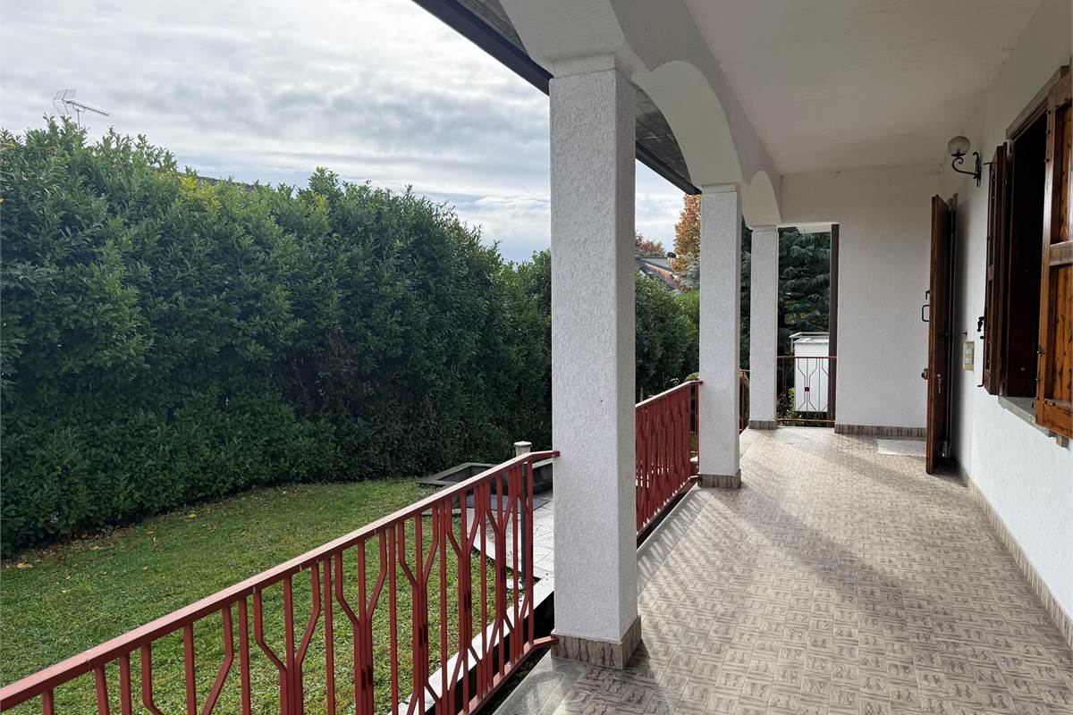 INVERIGO:APPARTAMENTO CON GIARDINO