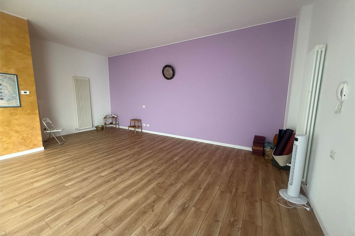 ASSO:LOCALE COMMERCIALE BELLISSIMO