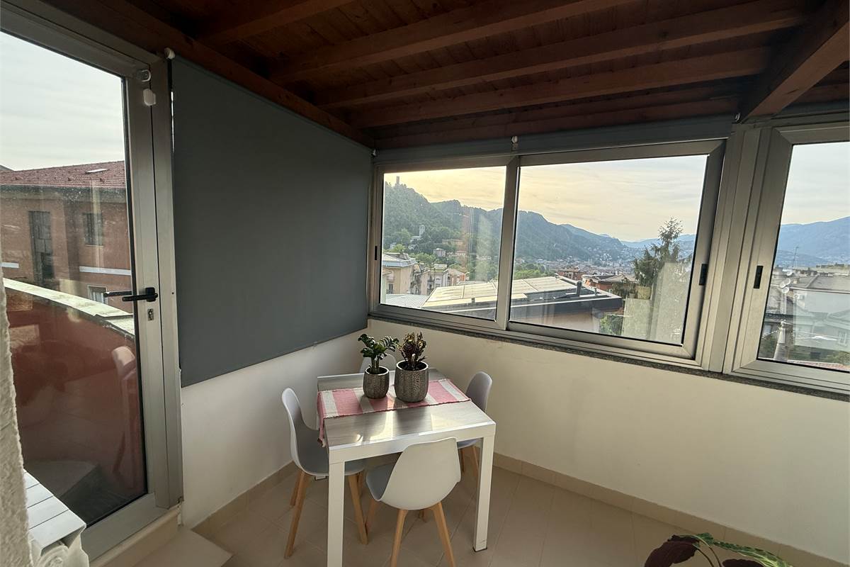 AFFARE A COMO,BILOCALE INDIPENDENTE CON TERRAZZA