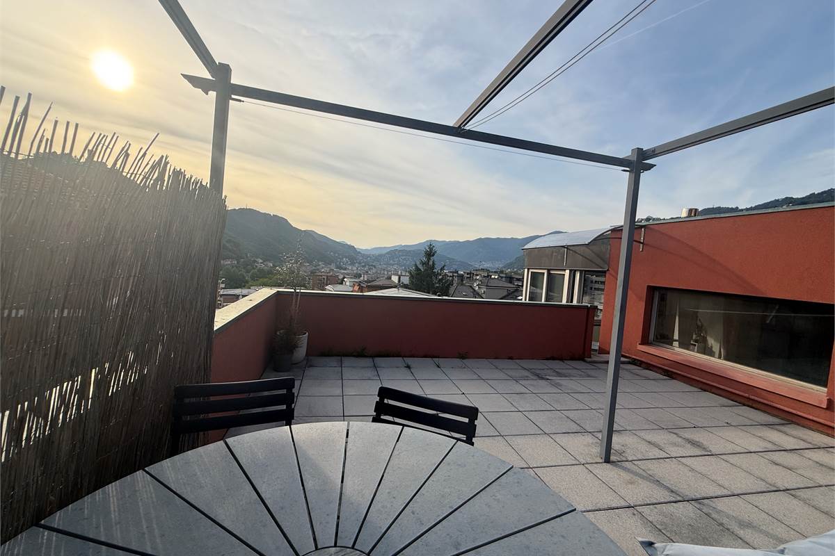 AFFARE A COMO,BILOCALE INDIPENDENTE CON TERRAZZA