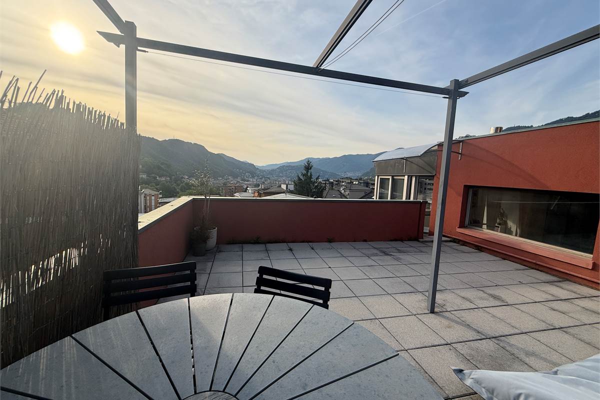 AFFARE A COMO,BILOCALE INDIPENDENTE CON TERRAZZA