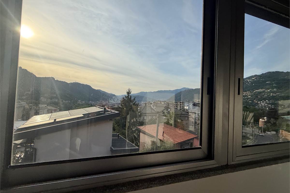 AFFARE A COMO,BILOCALE INDIPENDENTE CON TERRAZZA