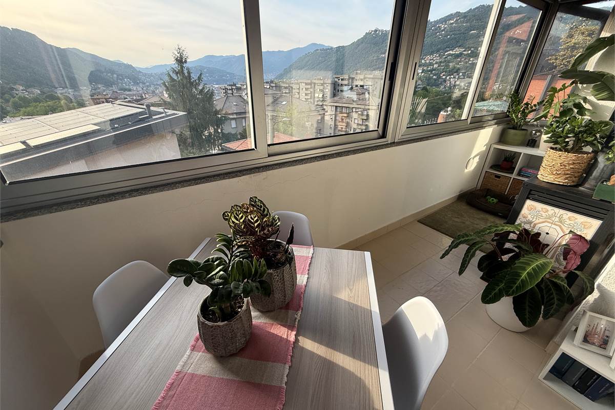 AFFARE A COMO,BILOCALE INDIPENDENTE CON TERRAZZA