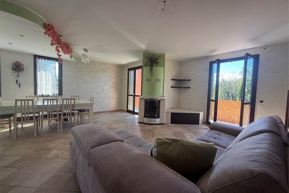 LURAGO:SOLUZIONE BELLISSIMA E AMPIA CON TERRAZZA E BOX DOPPIO