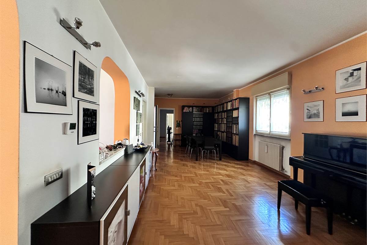 ERBA:APPARTAMENTO IN CASA SINGOLA CON BOX DOPPIO