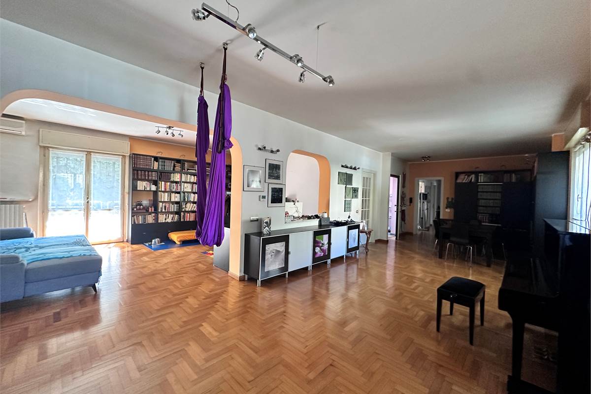 ERBA:APPARTAMENTO IN CASA SINGOLA CON BOX DOPPIO