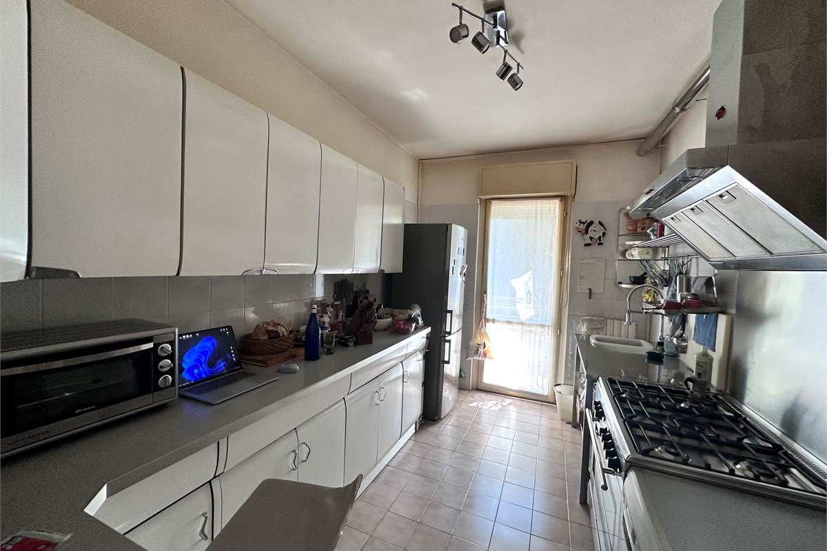 ERBA:APPARTAMENTO IN CASA SINGOLA CON BOX DOPPIO
