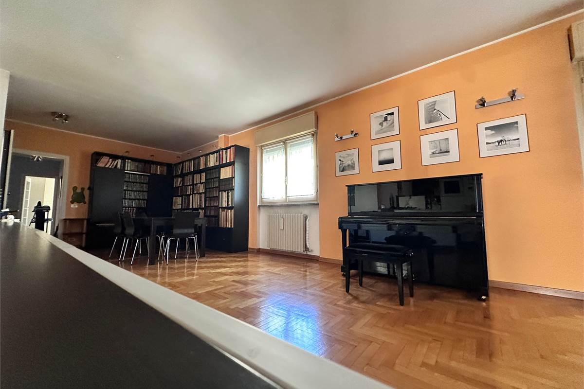 ERBA:APPARTAMENTO IN CASA SINGOLA CON BOX DOPPIO