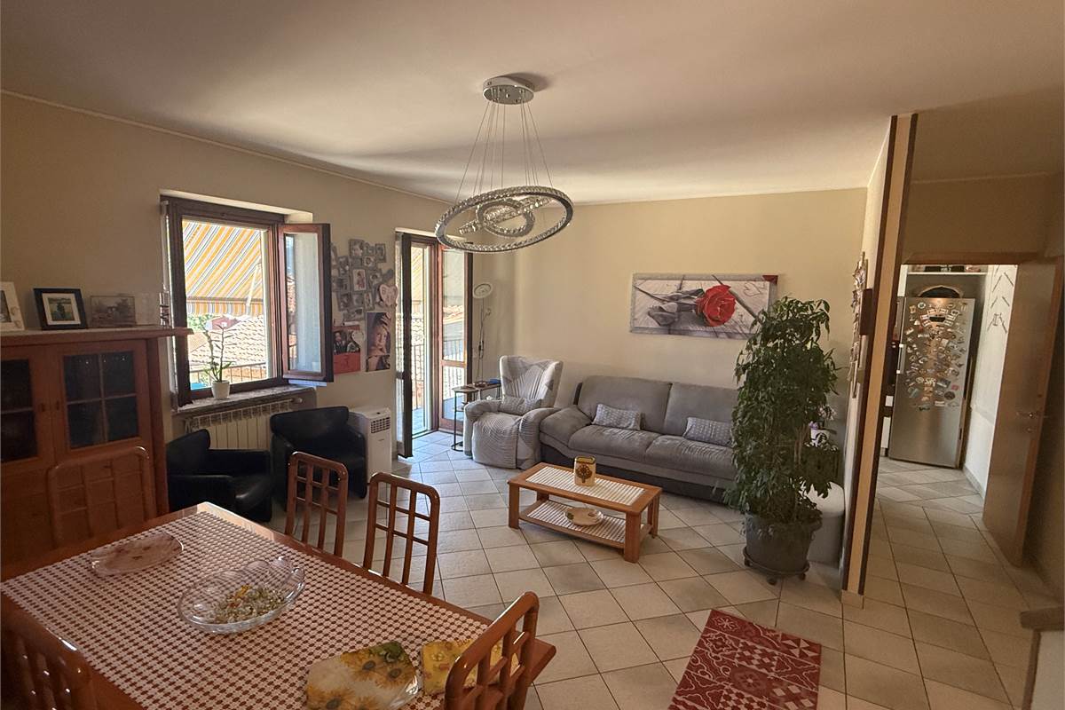 ERBA/BUCCINIGO:AMPIO APPARTAMENTO NON IN CONDOMINIO