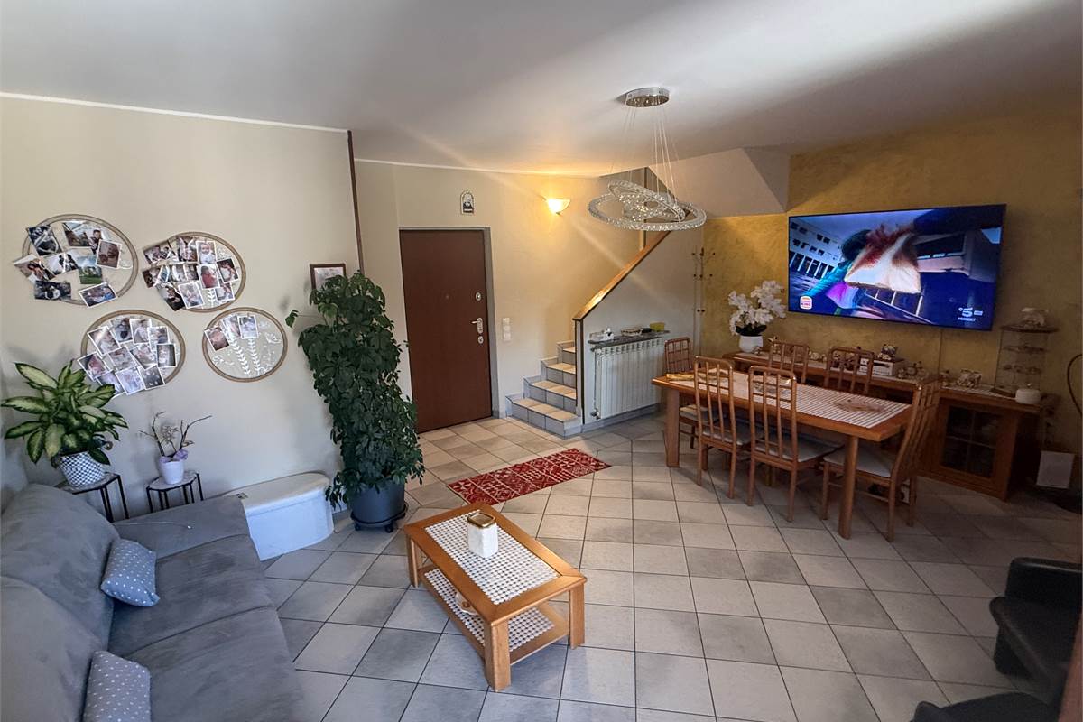 ERBA/BUCCINIGO:AMPIO APPARTAMENTO NON IN CONDOMINIO