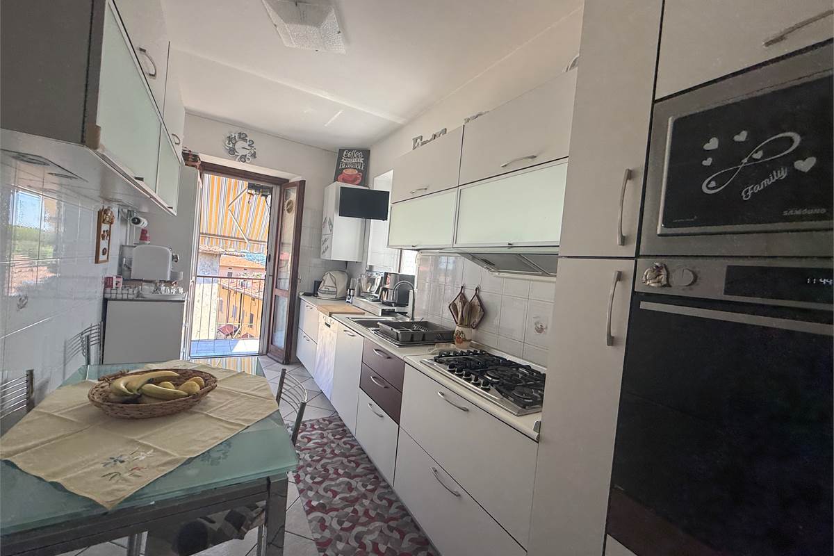 ERBA/BUCCINIGO:AMPIO APPARTAMENTO NON IN CONDOMINIO