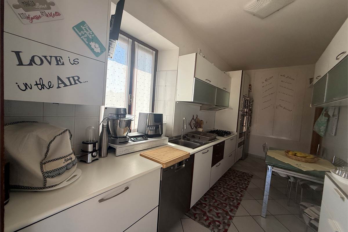 ERBA/BUCCINIGO:AMPIO APPARTAMENTO NON IN CONDOMINIO