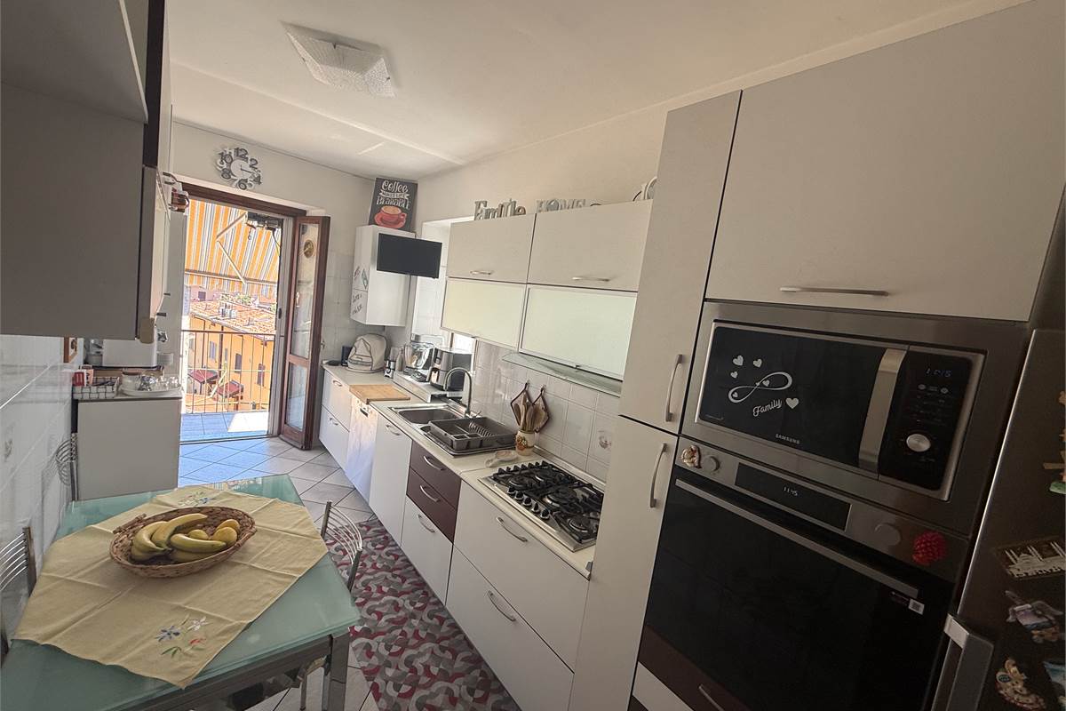 ERBA/BUCCINIGO:AMPIO APPARTAMENTO NON IN CONDOMINIO