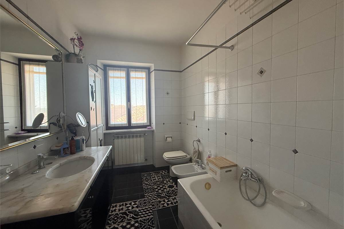 ERBA/BUCCINIGO:AMPIO APPARTAMENTO NON IN CONDOMINIO