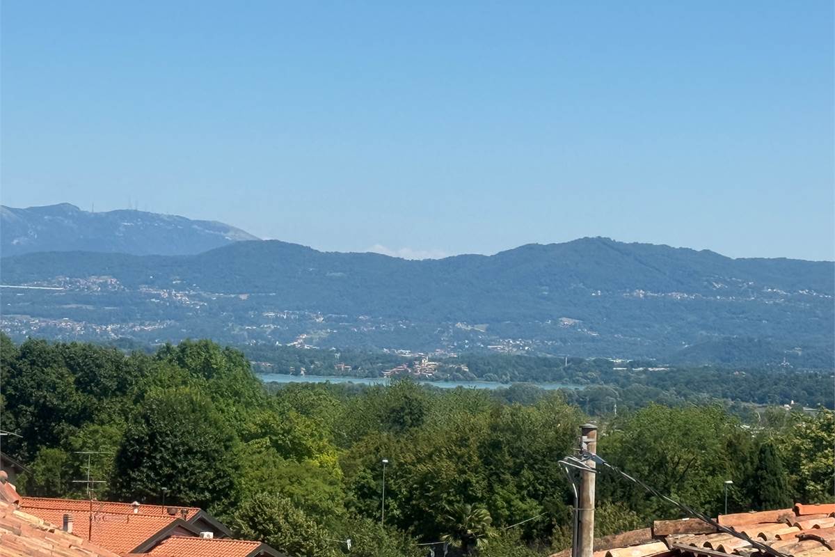 ERBA/BUCCINIGO:AMPIO APPARTAMENTO NON IN CONDOMINIO