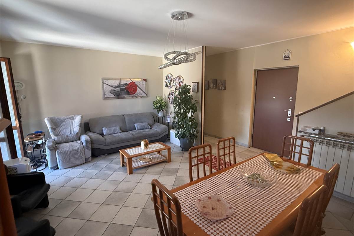 ERBA/BUCCINIGO:AMPIO APPARTAMENTO NON IN CONDOMINIO