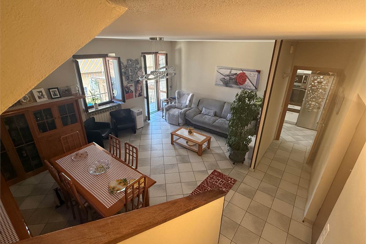 ERBA/BUCCINIGO:AMPIO APPARTAMENTO NON IN CONDOMINIO