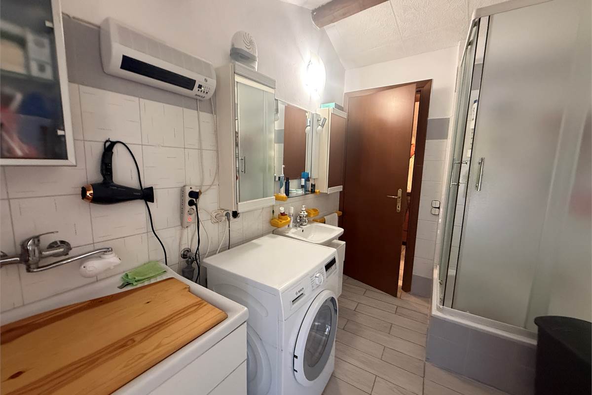 ERBA/BUCCINIGO:AMPIO APPARTAMENTO NON IN CONDOMINIO