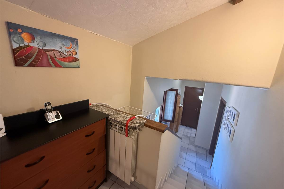 ERBA/BUCCINIGO:AMPIO APPARTAMENTO NON IN CONDOMINIO