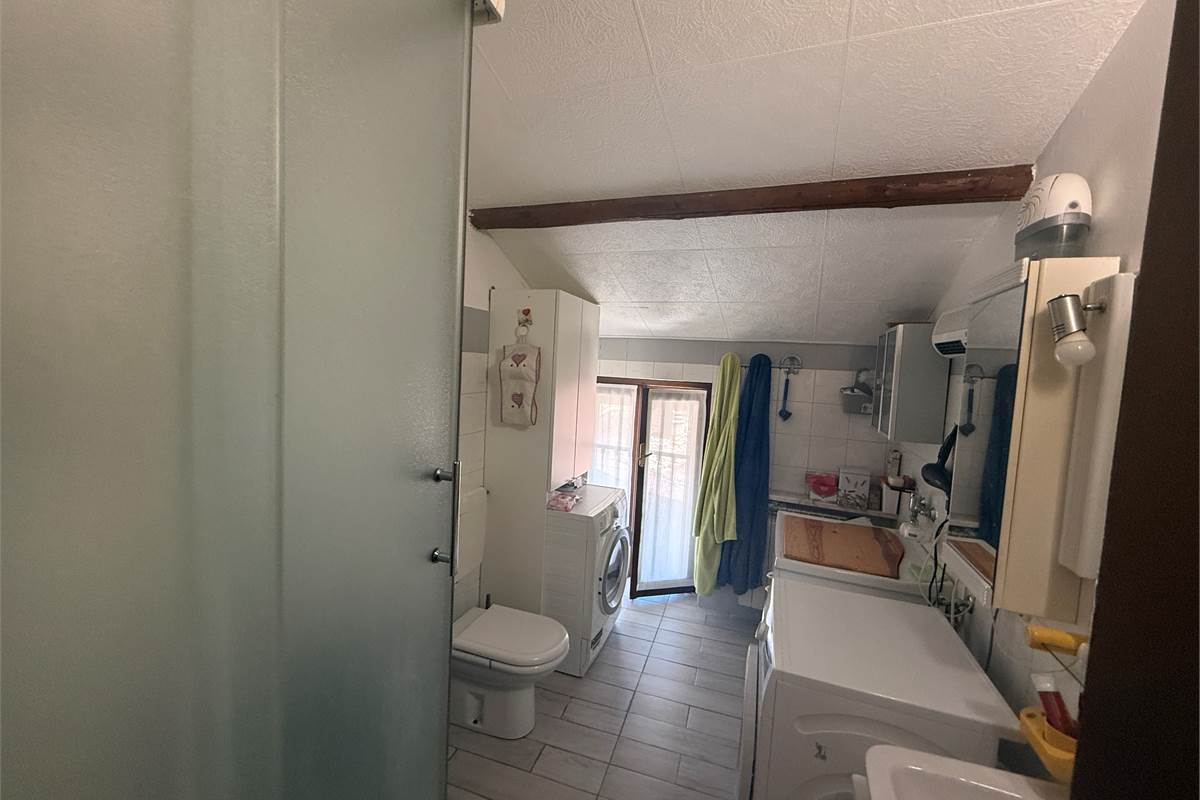 ERBA/BUCCINIGO:AMPIO APPARTAMENTO NON IN CONDOMINIO