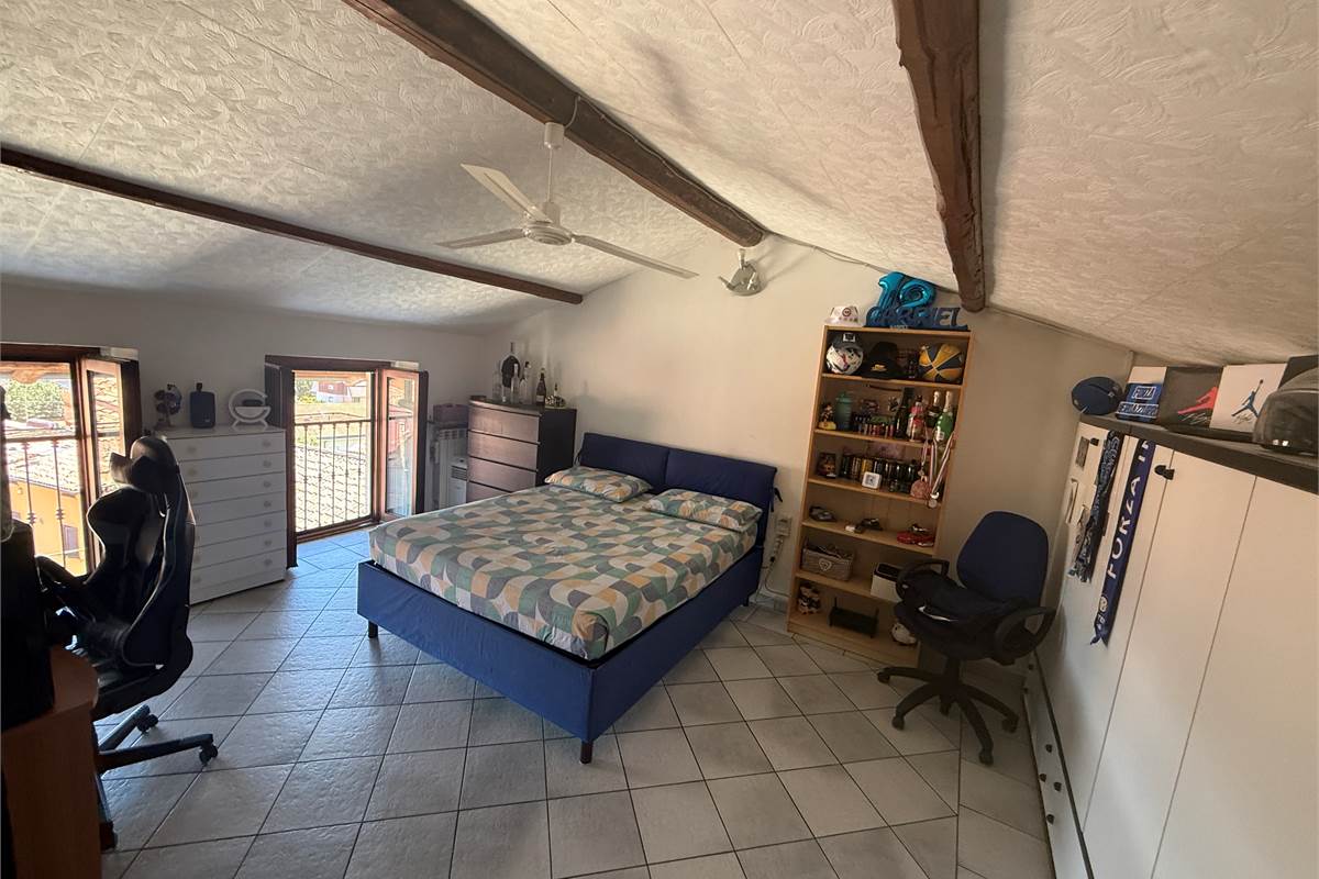 ERBA/BUCCINIGO:AMPIO APPARTAMENTO NON IN CONDOMINIO