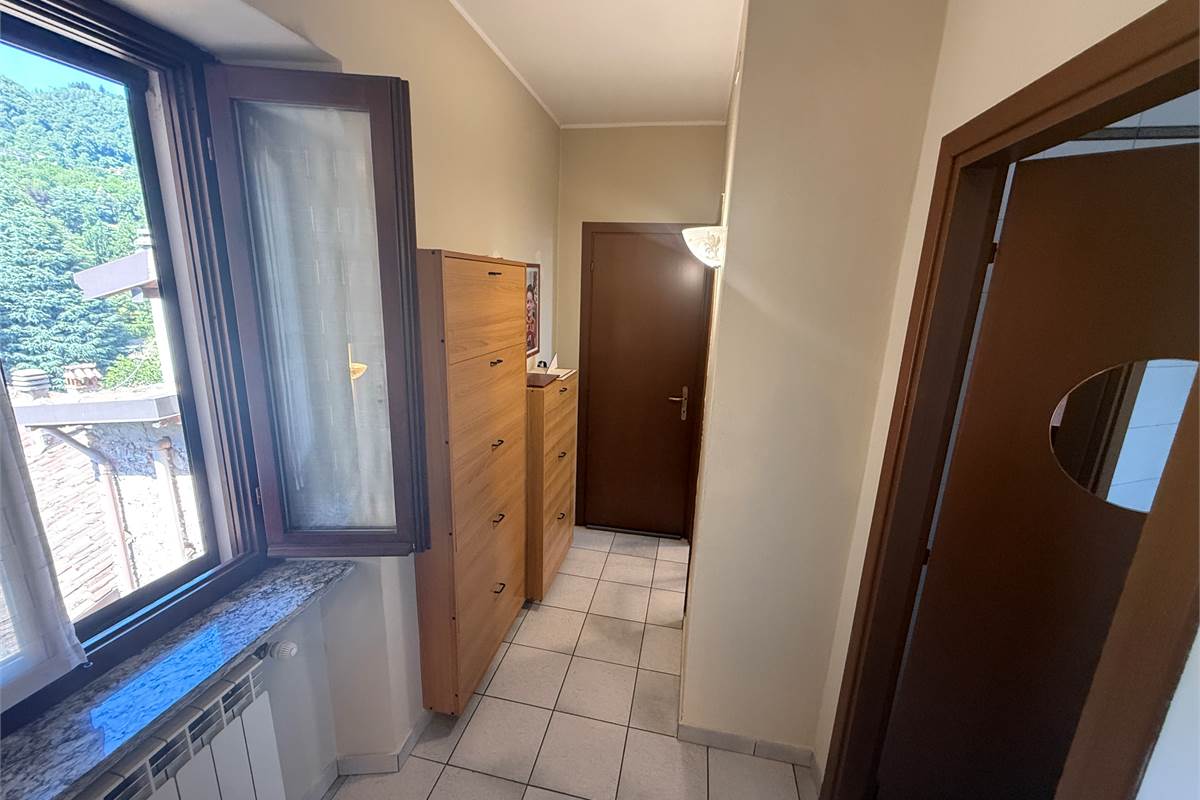 ERBA/BUCCINIGO:AMPIO APPARTAMENTO NON IN CONDOMINIO