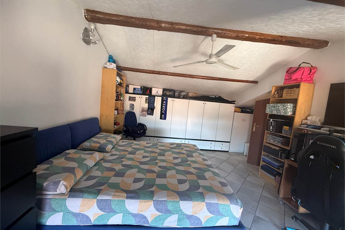 ERBA/BUCCINIGO:AMPIO APPARTAMENTO NON IN CONDOMINIO