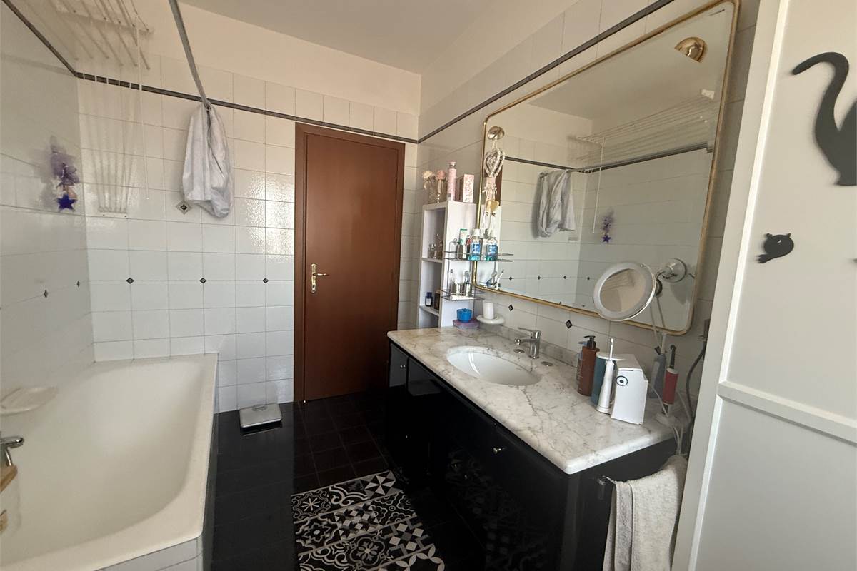 ERBA/BUCCINIGO:AMPIO APPARTAMENTO NON IN CONDOMINIO